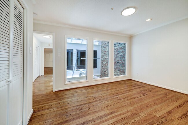 Building Photo - Large Townhome in River Oaks