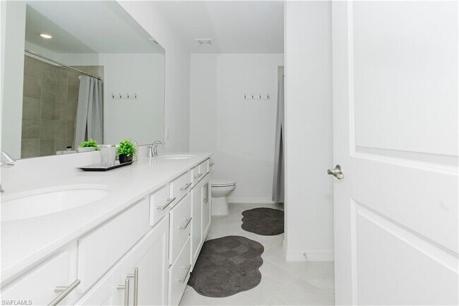 Building Photo - 15285 Green Acre Avenue Unit 418