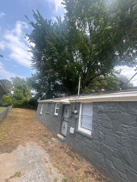 Building Photo - 2108 Curry Ave