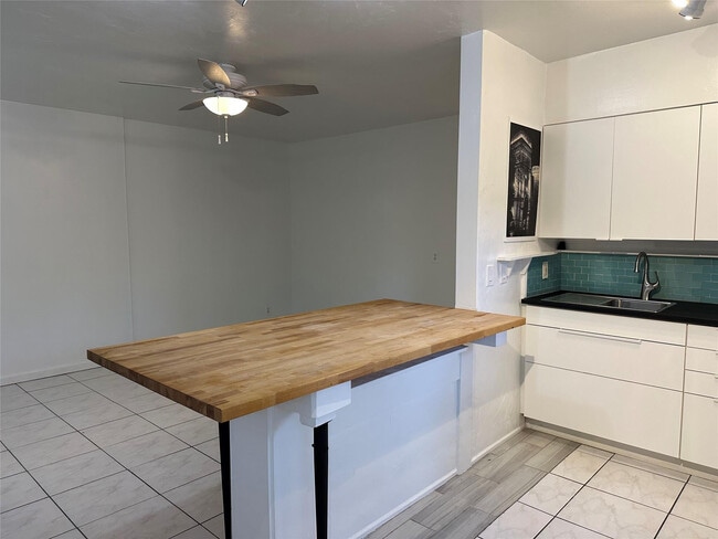 Building Photo - 1101 NE 17th Way