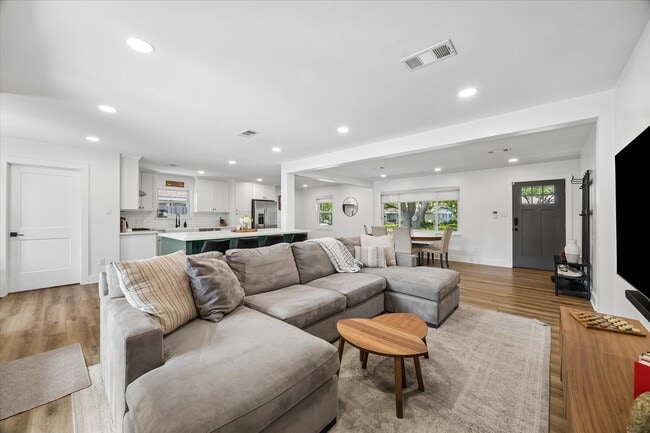 Building Photo - 5311 Hialeah Dr