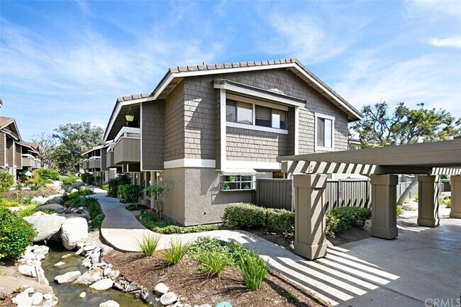 Building Photo - 323 Streamwood-