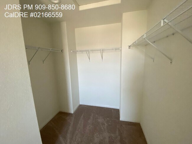 Building Photo - Ontario 4 Bedroom Home