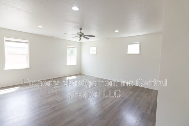 Building Photo - 3576 SW Pumice Ave
