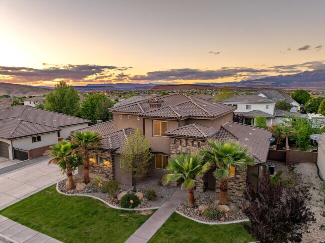 Building Photo - 6 Bed, 4 Bath with RV Parking and No HOA in Sycamore — Available Now!