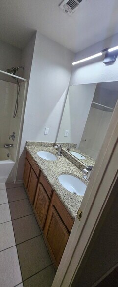 Building Photo - 6900 Oak Falls Dr