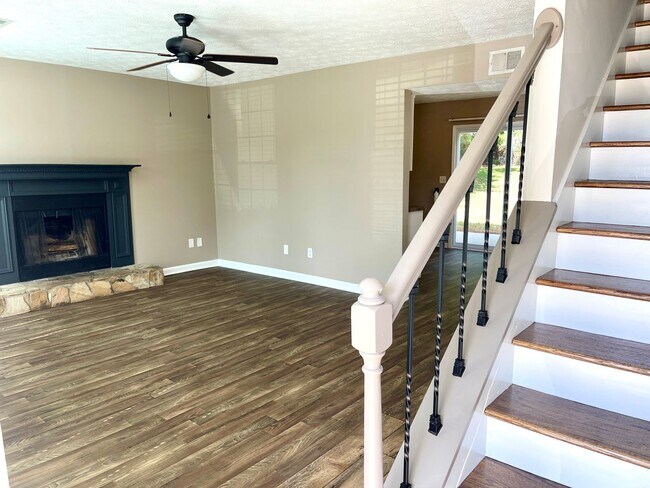 Building Photo - Welcome to this sleek and modern 2 bedroom...