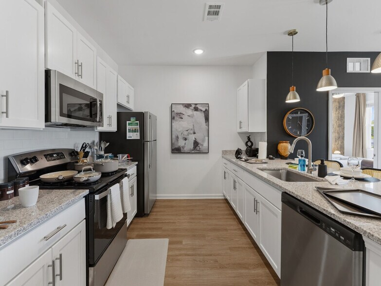 Building Photo - 14105 Epply Dr