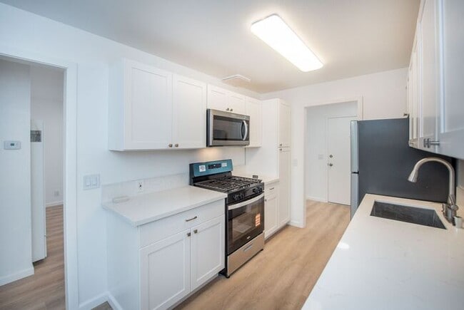 Building Photo - Newly Remodeled Upstairs Unit!