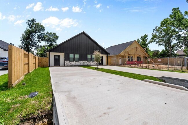 Building Photo - 9110 Everglade Dr
