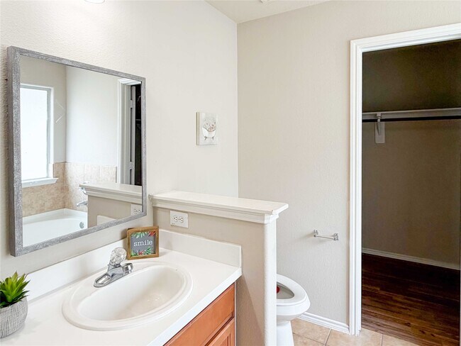 Building Photo - 2414 Lakecrest Village Ct