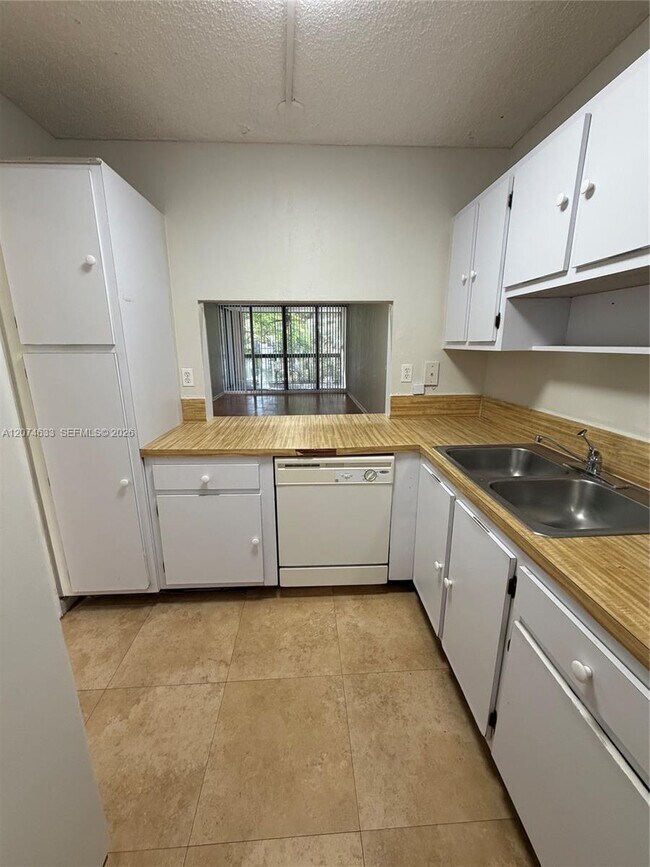 Building Photo - 8429 Forest Hills Dr