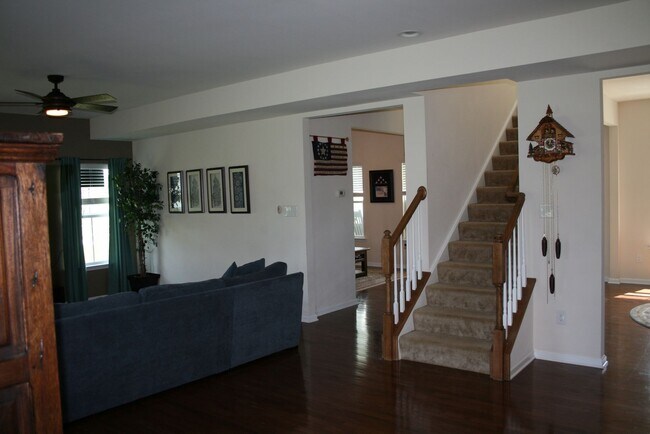 Building Photo - Large 4 bedroom home