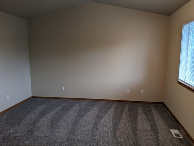 Building Photo - Beautiful 3 Bed 2.5 Bah Home in Auburn