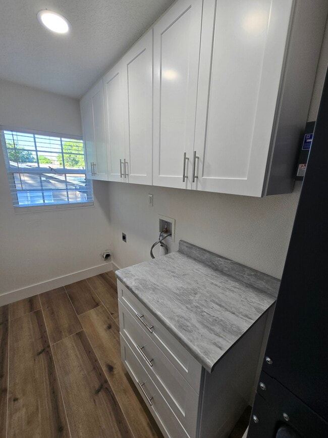 Building Photo - 383 Floral Dr