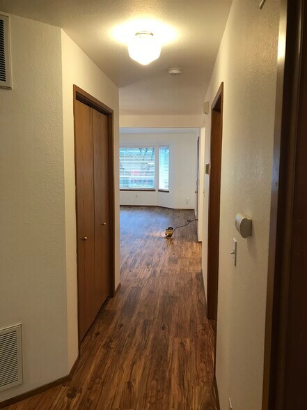 Hallway - 1117 Ttereve Dr