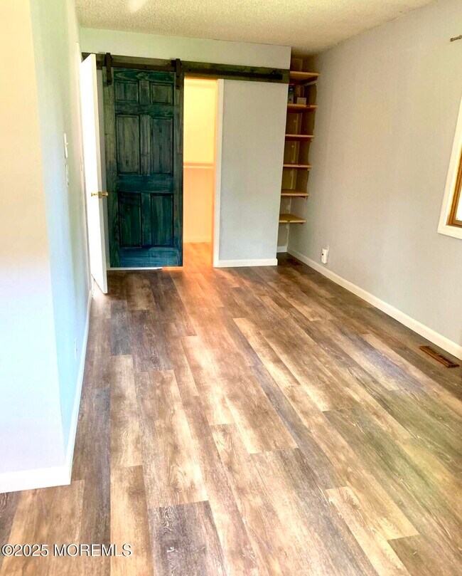 Building Photo - 10 Oakwood Drive