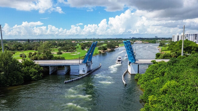 Building Photo - 115 Lakeshore Dr