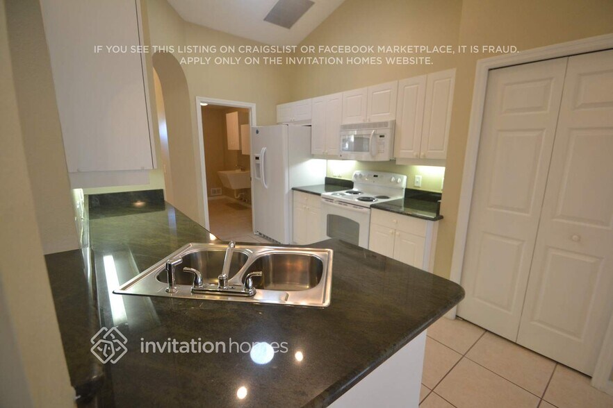 Building Photo - 13203 Biscayne Dr