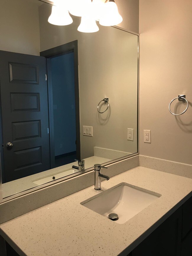 Building Photo - 904 E la Cantera Ave