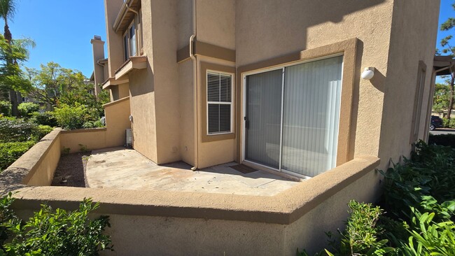 Building Photo - Orange 3 Bed, 2.5 Bath Townhouse for Lease...