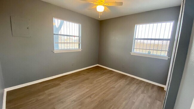 Building Photo - Handyman Special $0 First Month's Rent / “...