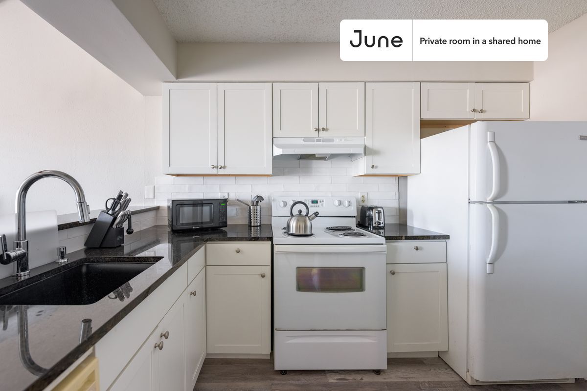 Building Photo - Room in Shared 2 bed/2 bath home