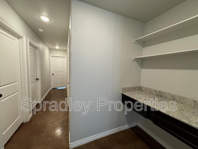 Building Photo - 204 Sparrow Cove