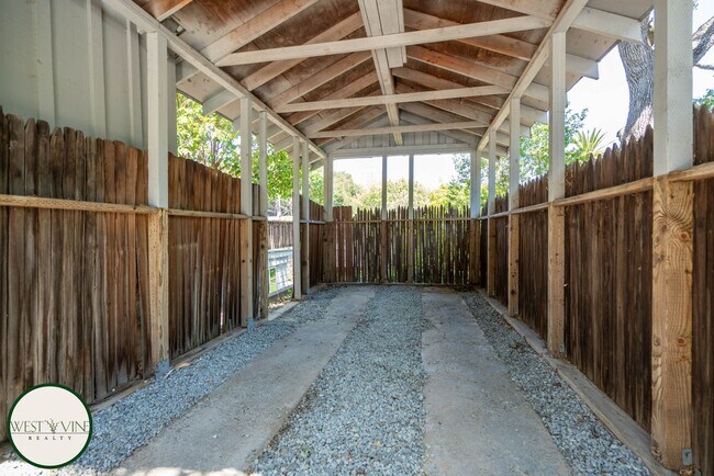 Building Photo - 10 Bayview Ct