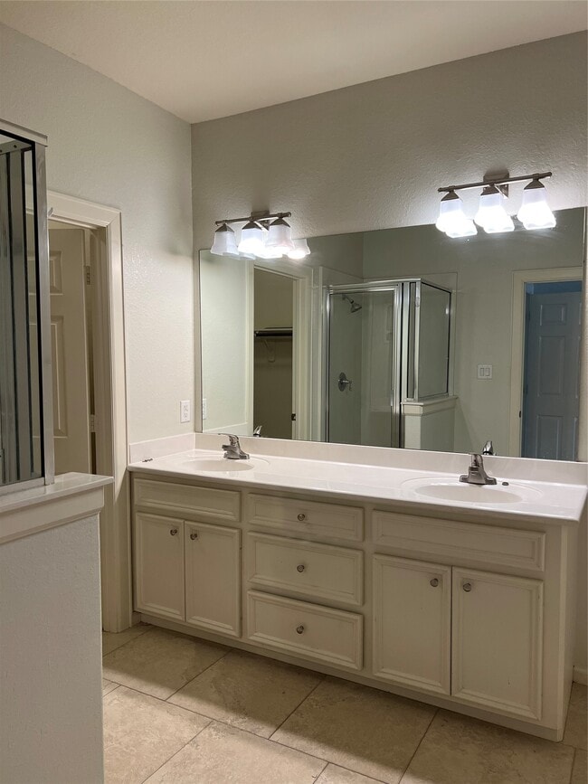 Building Photo - 2865 Westhollow Dr