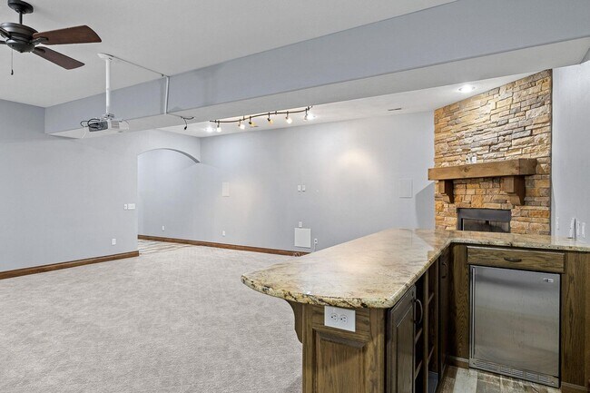 Building Photo - 5 Bedroom Dream Home!