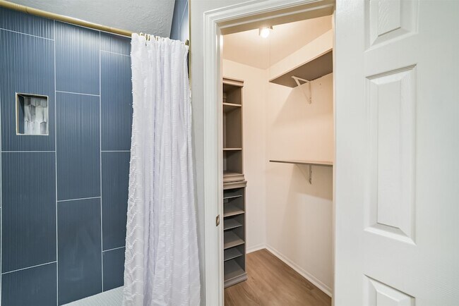 Building Photo - 10826 Thorncliff Dr