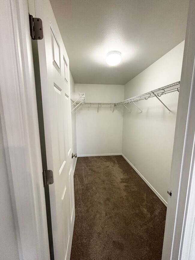 Building Photo - SW Bend House Near the Old Mill District, 4 Bdrms, 2.5 baths, A/C, Office/den, Dbl. Garage