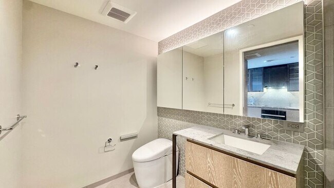 Building Photo - 1000 Auahi St