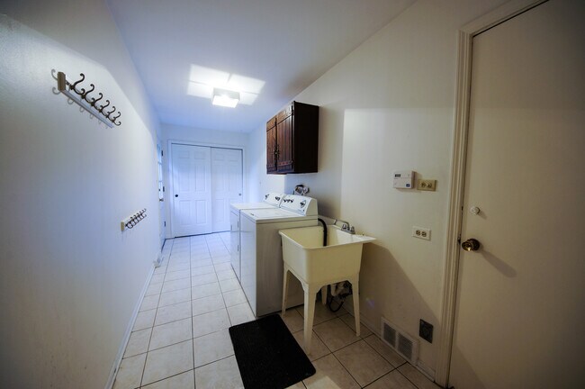 Building Photo - 3619 Bernay Dr