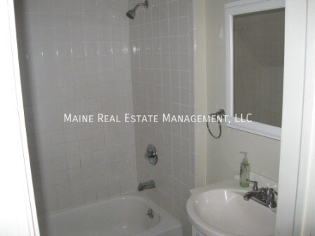 Building Photo - 15 Elm St