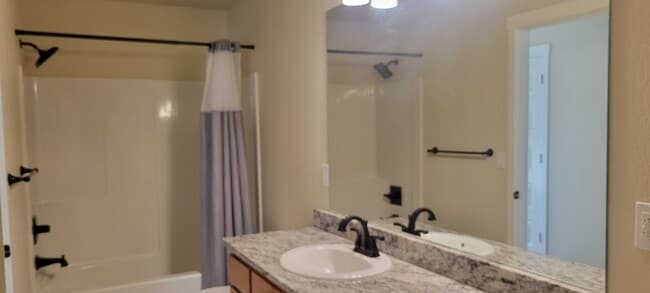 Building Photo - 108 SW Little Meadow Ln