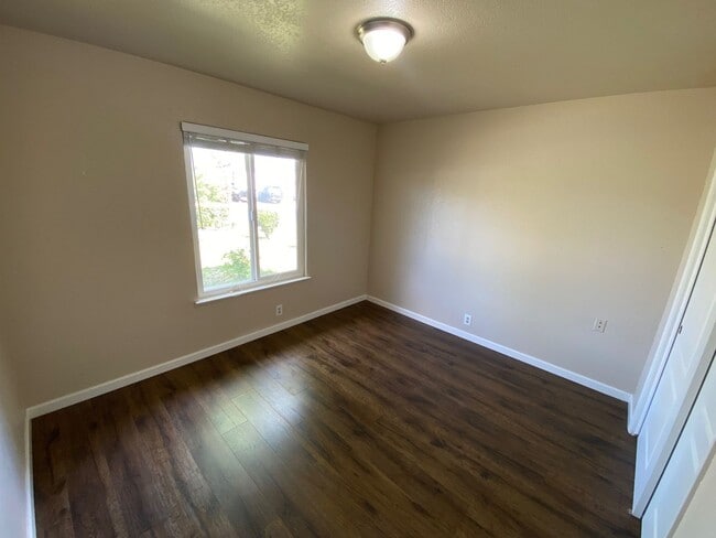 Building Photo - Single story home, large backyard, close t...