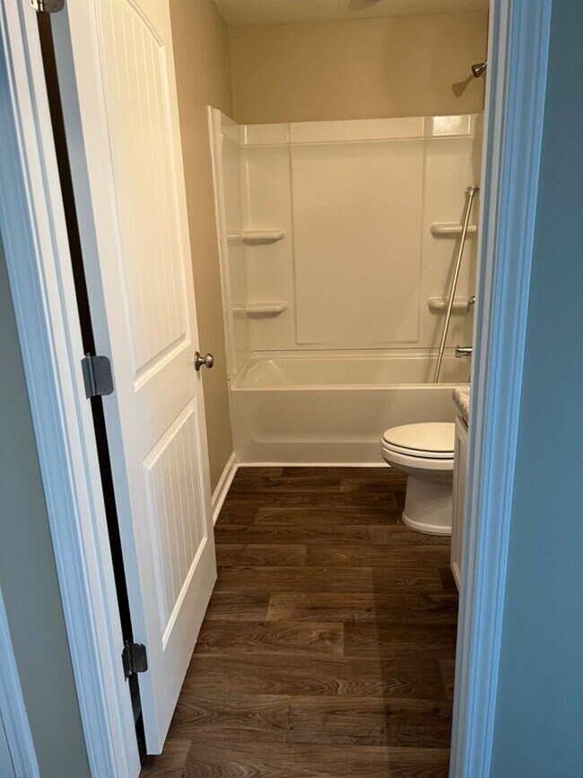 Building Photo - Spacious Modern Home in a Quiet Community!