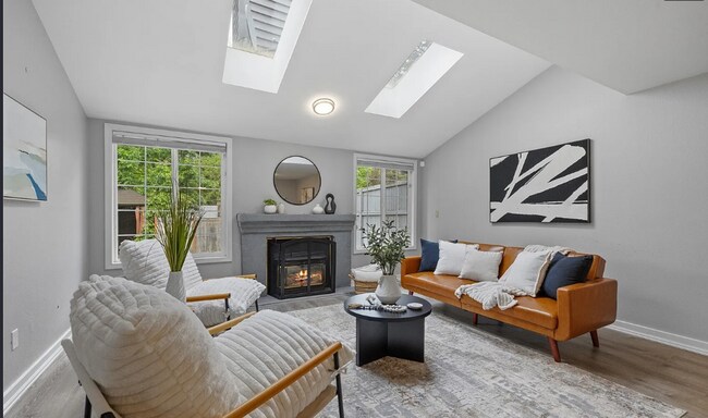 Building Photo - Kent East hill Condo townhome in Village at Single Creek - 3 bedroom 2.5 bath and 2 car garage. A...