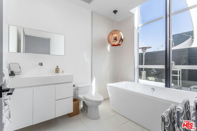 Building Photo - 825 Kings Rd