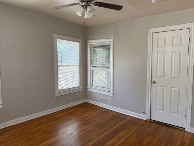 Building Photo - Lovely 1-Bedroom in Mahncke Park