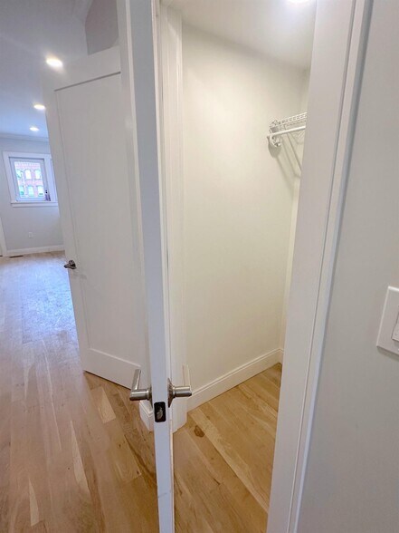 Building Photo - 33 Gore St