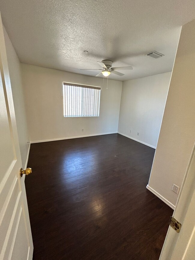 Building Photo - 3133 Applewood Dr