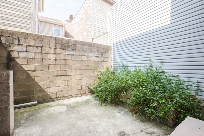 Building Photo - 2712 Sarah St