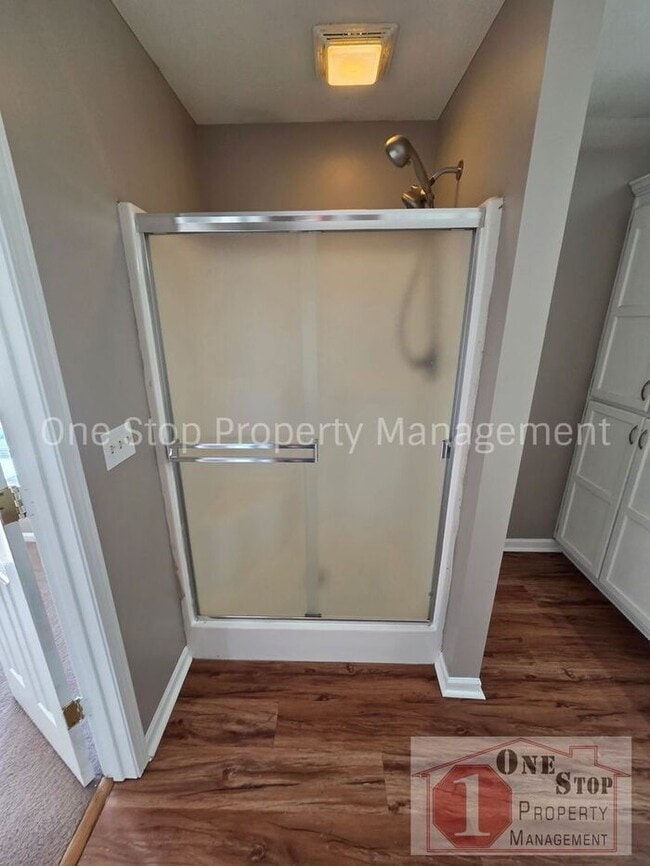 Building Photo - Spacious 3 bedroom/ 2.5 bath with a finished basement!!