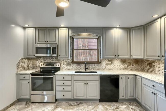 Building Photo - 316 Tarragonna St