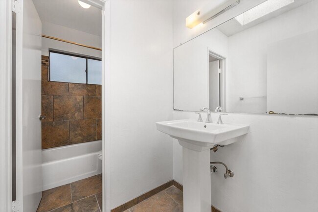 Building Photo - Spacious Condo Near Bakersfield College – Prime Location!