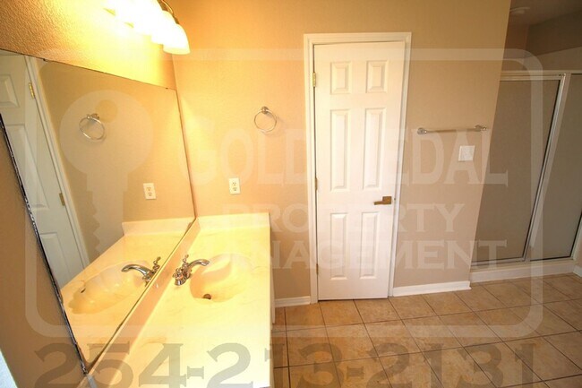 Building Photo - Beautiful 3-bed, 2-bath home now available...