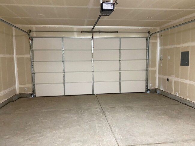 Building Photo - $2,450 Locan & Ashlan 3 Bedroom - Ashlan a...